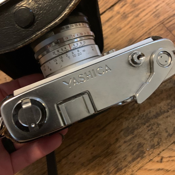 Vintage Yashica Lynx 5000 camera with case. Untested. - Picture 4 of 5